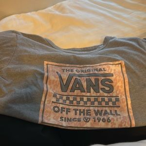Large Grey short sleeve “Vans off the walk” shirt🩶🩷